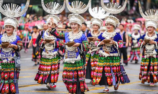 Cina: parata di gruppi etnici del Guizhou (1)