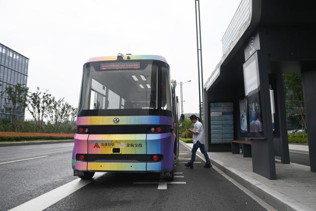 Cina: Zhejiang, minibus a guida autonoma a Hangzhou (2)
