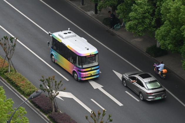 Cina: Zhejiang, minibus a guida autonoma a Hangzhou (1)