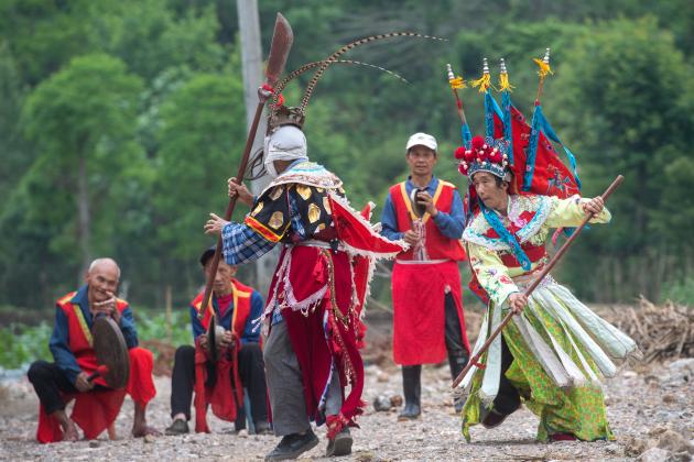 Cina: Chongqing, artisti di Opera Yangxi tramandano arte tra le risaie