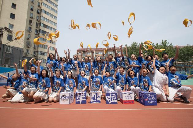 Cina: Pechino, alunni posano per foto ricordo del diploma (1)