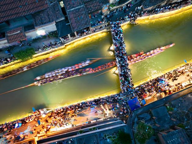 Cina: Fujian, gara notturna di dragon boat a Fuzhou (3)