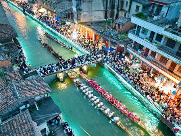Cina: Fujian, gara notturna di dragon boat a Fuzhou (1)