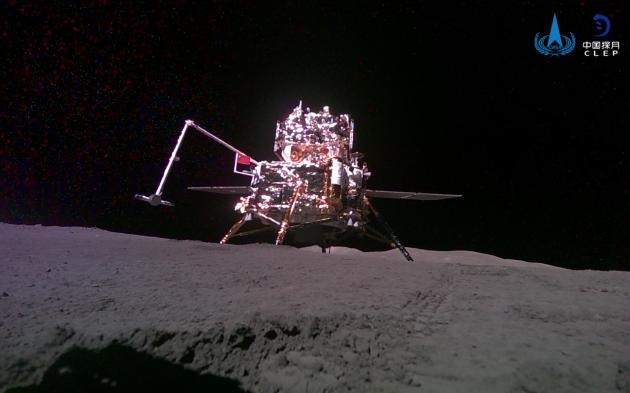 Cina: mini rover scatta foto di Chang'e-6 su lato nascosto della Luna