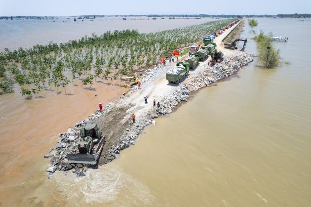 Cina: blocco della falla dell'argine sul lago Dongting (1)
