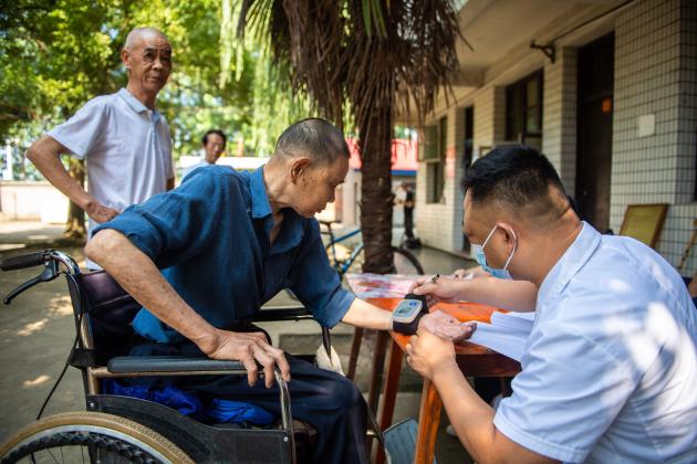 Cina: funzionari, lavora per fornire servizi di assistenza anziani di qualità