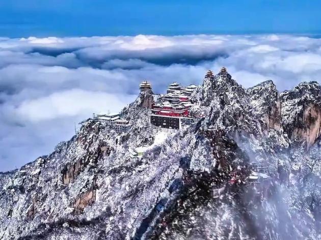 Cina: magia dell'inverno trasforma monte Laojun in paese delle meraviglie innevato