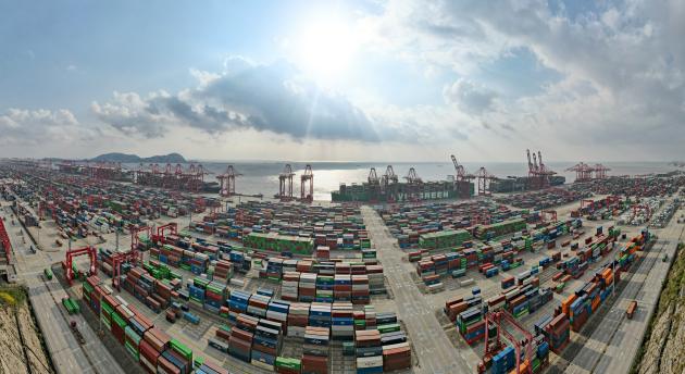 Cina: porto Shanghai registra flusso annuale container superiore a 50 mln TEU