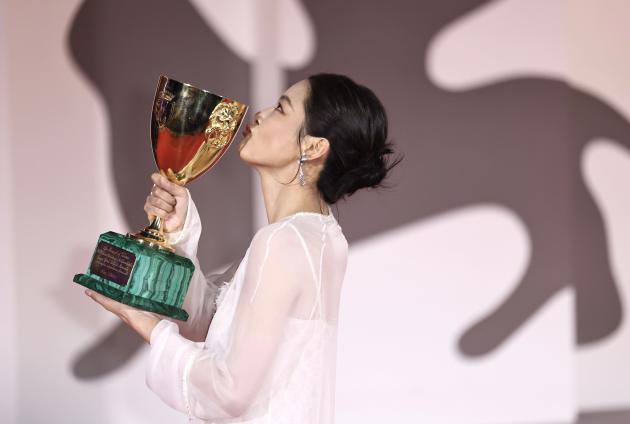 Xin Zhilei vince premio come miglior attrice all'82esima Mostra del cinema di Venezia (1)