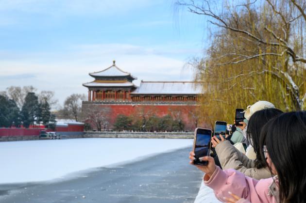 Cina: turisti visitano Museo del Palazzo di Pechino dopo una nevicata (1)