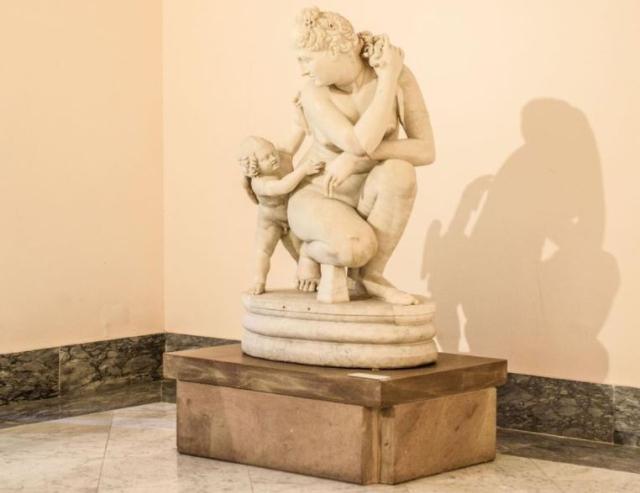 Afrodite accovacciata su eros, II sec d.C, Mann Napoli (Fonte: instagram museoarcheologiconapoli) 
