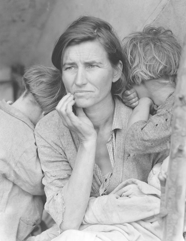 Dorothea Lange , Migrant Mother, scattata nel 1936 in California.  La foto inquadra Florence Thompson con alcuni dei suoi sette figli