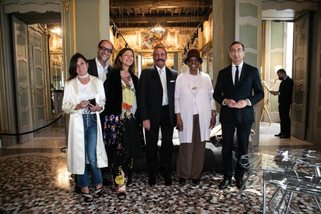 EDRA_Paola e Simone Vago, Monica Mazzei, Valerio Mazzei, Marva Griffin fondatrice del Salone Satellite, il Sindaco Beppe Sala