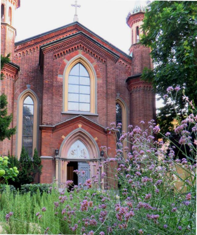Chiesa Cristiana Protestante in Milano: facciata con giardino.