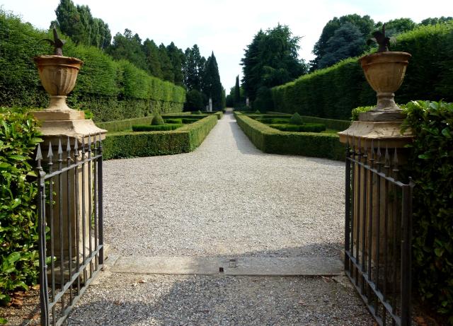 Ingresso al giardino all&rsquo;italiana.
