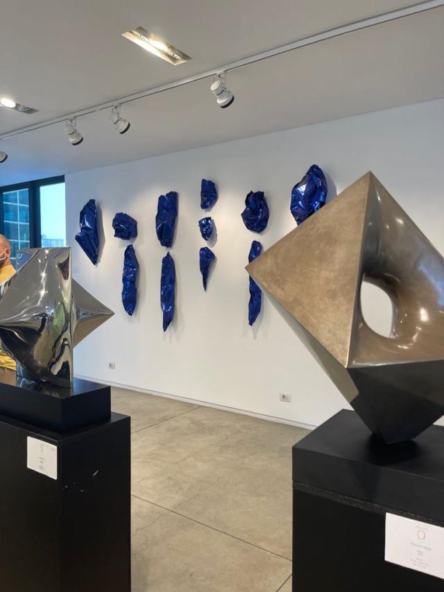 Sculture di Gustavo Velez sullo sfondo Cobalt Blue Fractalis di Tiziana Lorenzelli Galleria Oblong al Superstudio