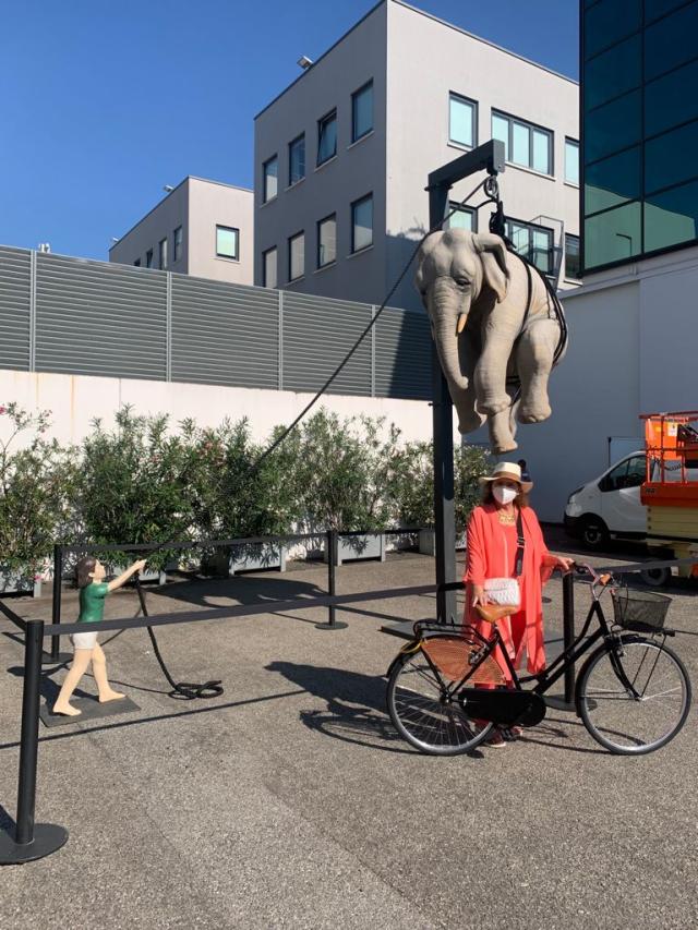 Mostra Surprise  al Superstudio, Emanuela Venturini di Oblong davanti all'installazione di Stefano Bonbardieri