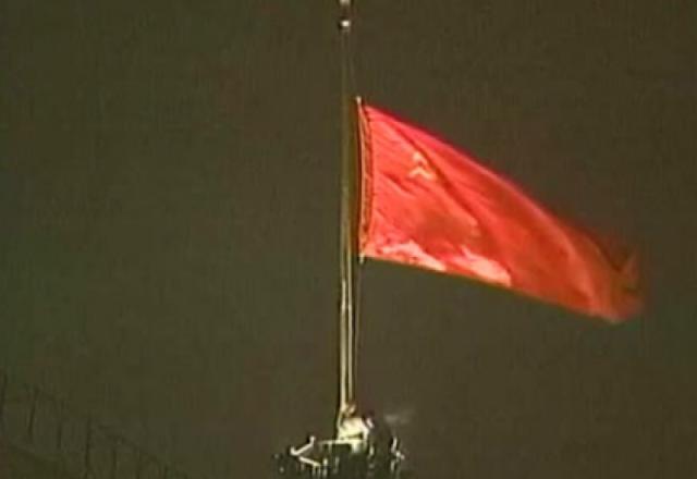 Bandiera rossa ammainata dal Cremlino