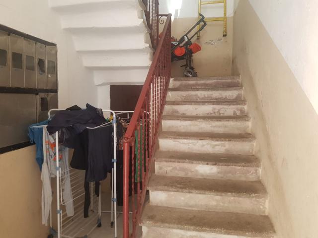 Il pianerottolo di casa della piccola Diana Pifferi