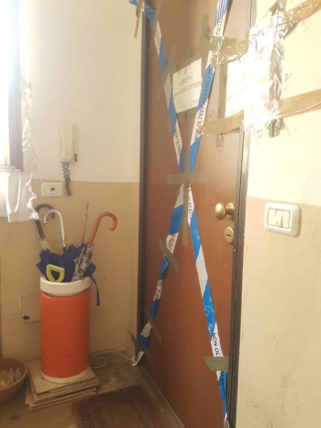 Il pianerottolo di casa della piccola Diana Pifferi - PORTA D'INGRESSO SEQUESTRATA DAGLI INQUIRENTI