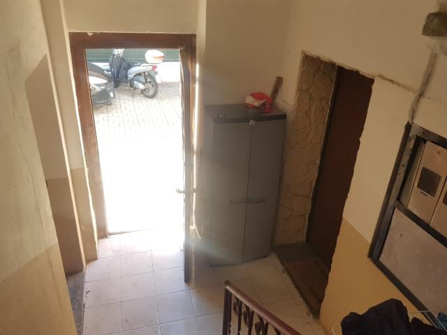 Il pianerottolo di casa della piccola Diana Pifferi