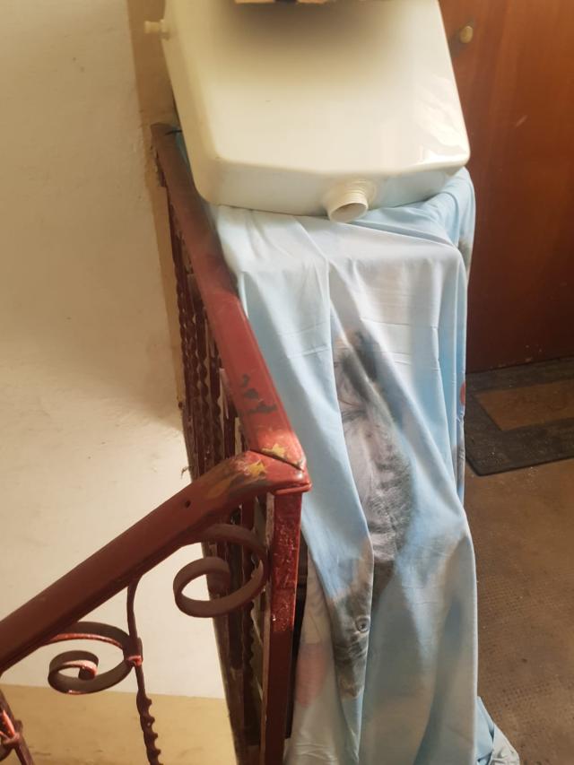 Il pianerottolo di casa della piccola Diana Pifferi