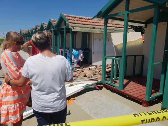 Forte dei Marmi, Bagno Piero sfondato da un'auto