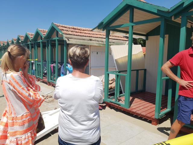 Forte dei Marmi, Bagno Piero sfondato da un'auto