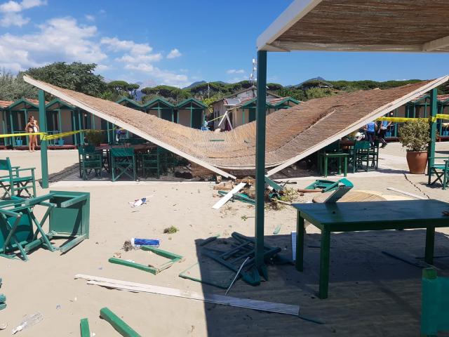 Forte dei Marmi, Bagno Piero sfondato da un'auto