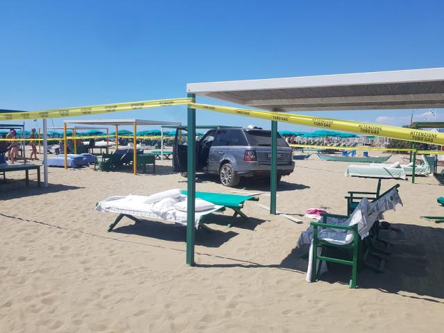 Forte dei Marmi, Bagno Piero sfondato da un'auto