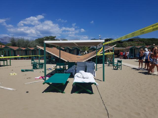 Forte dei Marmi, Bagno Piero sfondato da un'auto