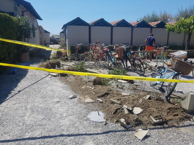 Forte dei Marmi, Bagno Piero sfondato da un'auto