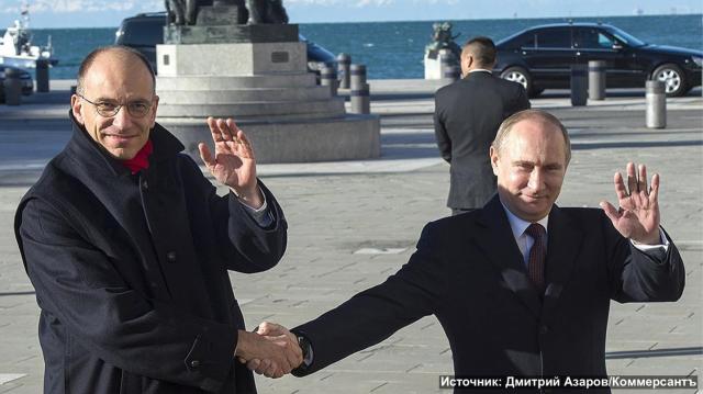 Enrico Letta e Vladimir Putin si stringono la mano e sorridono insieme