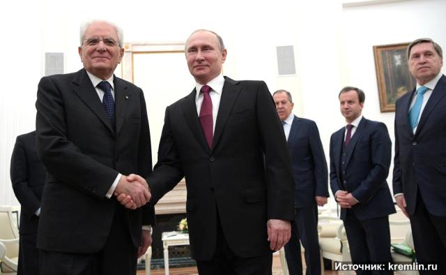Putin e Sergio Mattarella si stringono la mano 