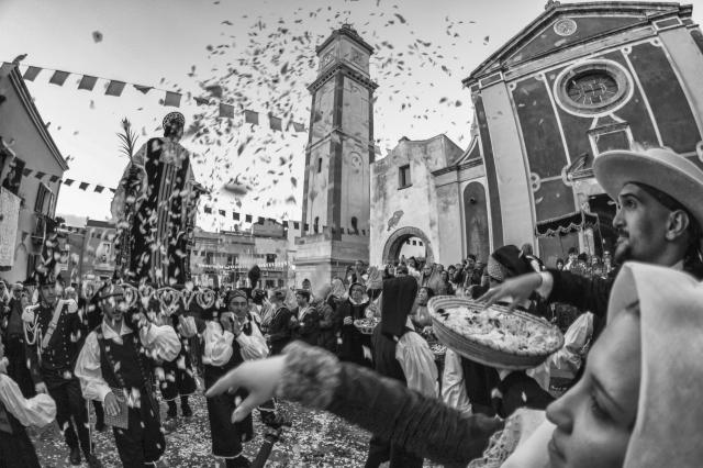 Lancio di fiori alla festa di S.Antioco