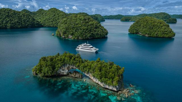 Il catamarano Four Seasons Explorer a Palau (Micronesia) courtesy Four Seasons