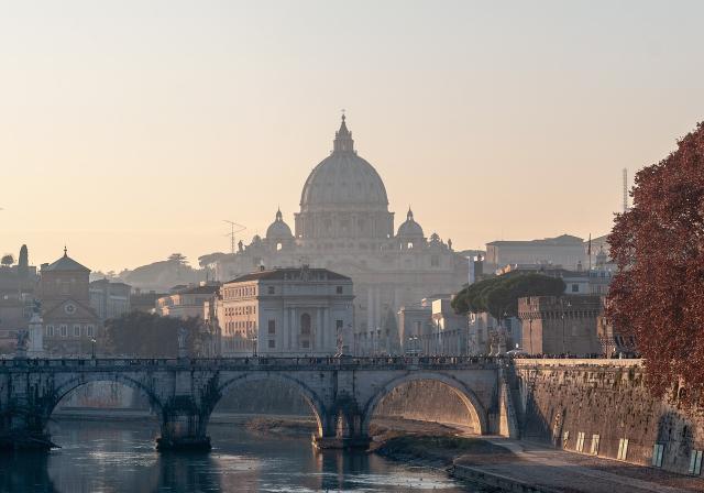 Roma e San Pietro sullo sfondo