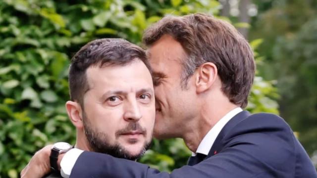 Macron sussurra all'orecchio di Zelensky: "Se rinunci al Donbass chiamer&ograve; un carro armato con il tuo nome"