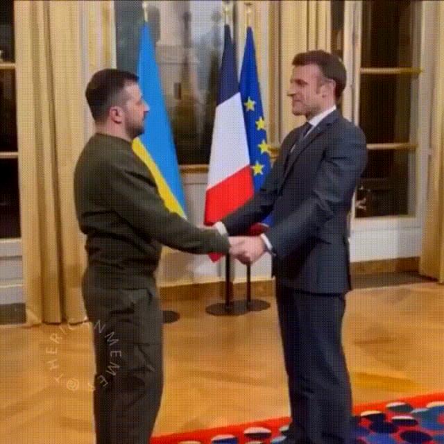 Zelensky e Macron in un ballo di coppia nell'Eliseo