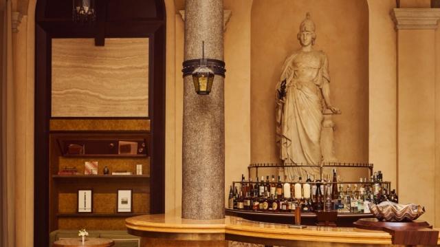 Il bancone bar e la statua di Minerva