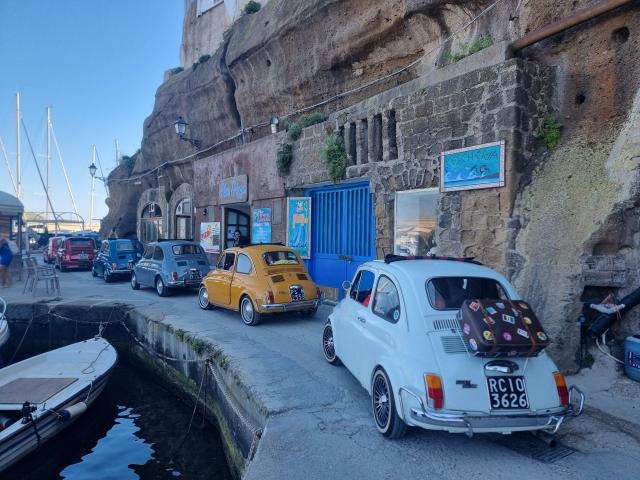Lo sbarco delle 500 storiche sull'isola di Ventotene