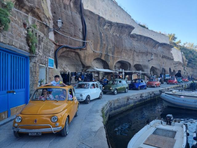 Lo sbarco delle 500 storiche sull'isola di Ventotene