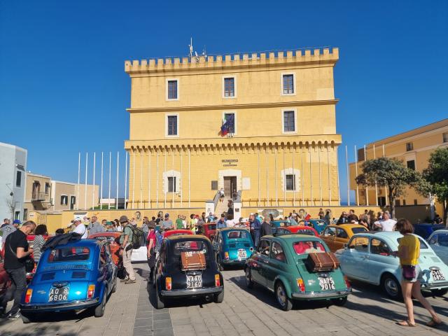 Le 500 storiche nella piazza del Municipio di Ventotene