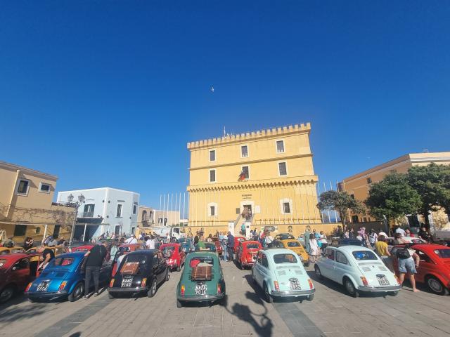 L'esposizione delle 500 storiche nella piazza di Ventotene