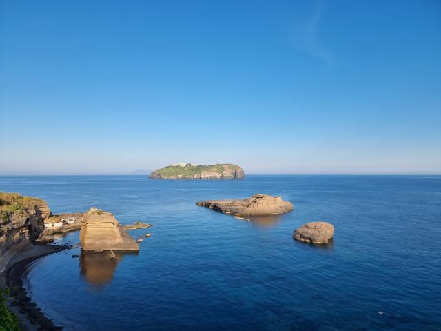 Paesaggi ventotenesi e sullo sfondo l'isola di S. Stefano