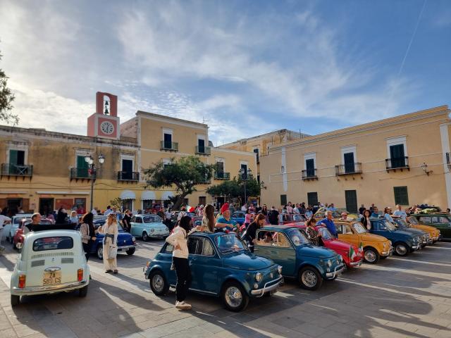 L'esposizione delle 500 storiche nella piazza di Ventotene