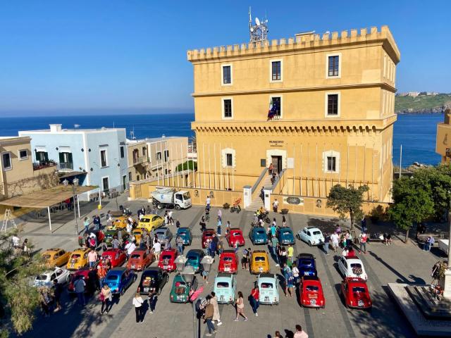 Le Fiat 500 storiche nella piazza di Ventotene