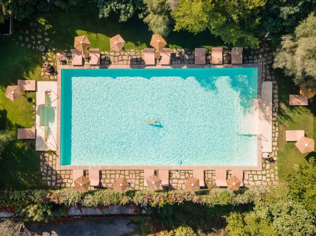 La piscina dell'Hotel Su Gologone (courtesy)