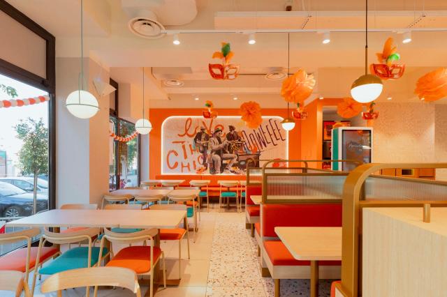 Gli interni del fast food Popeyes