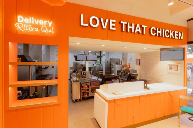 Gli interni del fast food Popeyes